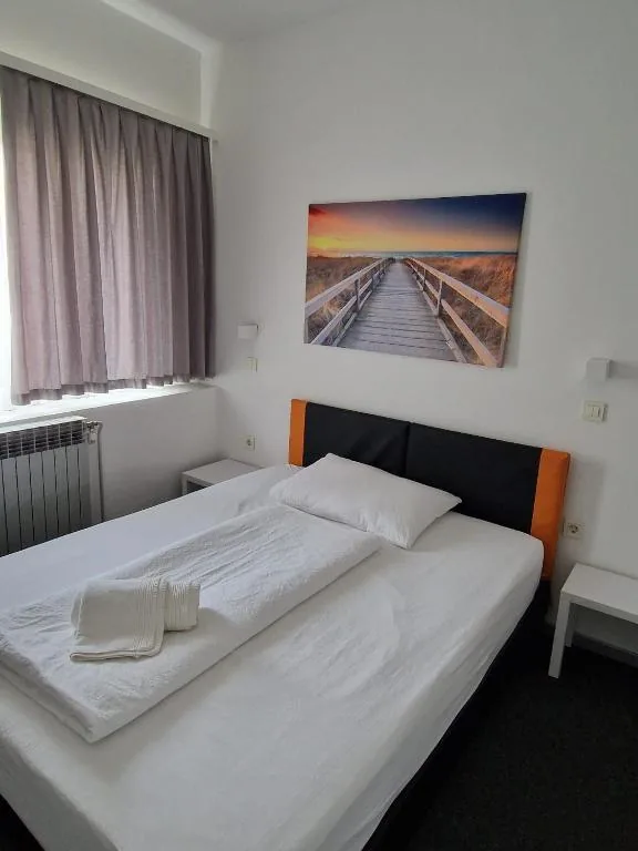 Single Room with Bathroom — Grand Bells Bed And Breakfast